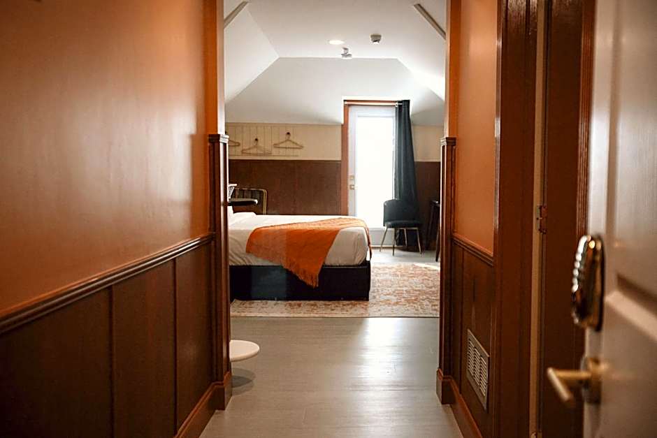 Peninsula Bed & Cocktails