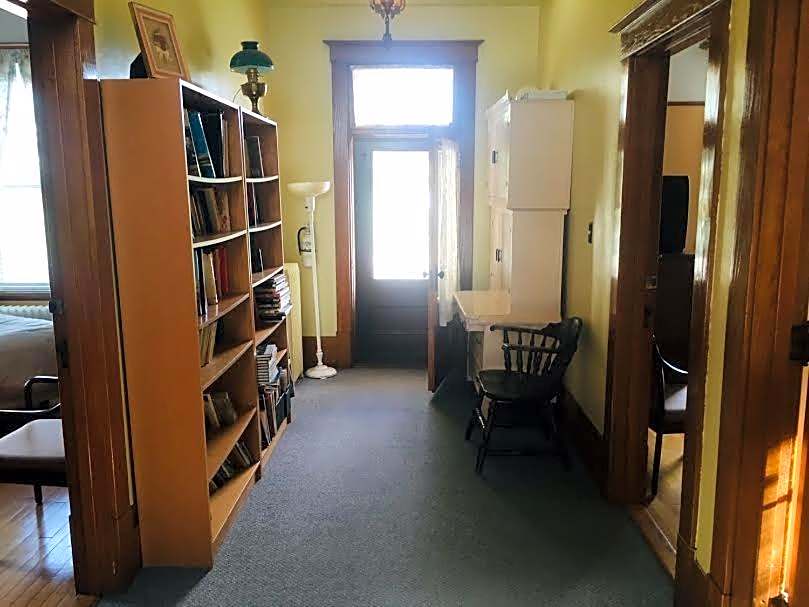 Le Petit Château Montebello B&B