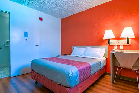 Queen Suite - Non-Smoking