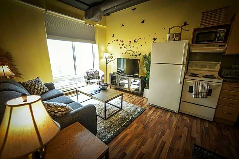 2 Full Beds, Rogers Place Downtown Central, Memorable 1 Bedroom Condo