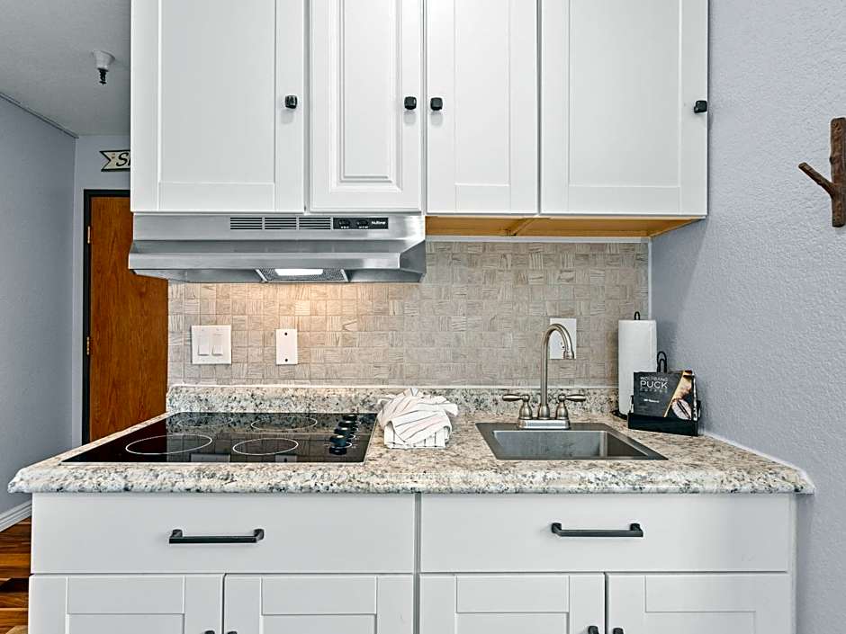 Carriage House Condominiums by All Seasons Resort Lodging