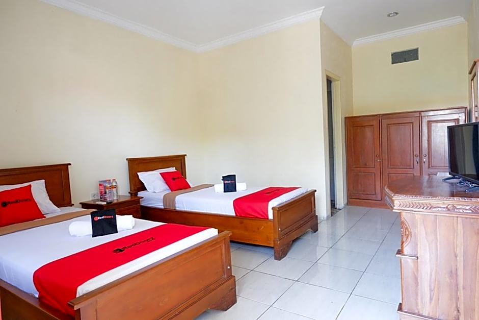 RedDoorz Plus near Stadion Wijaya Kusuma