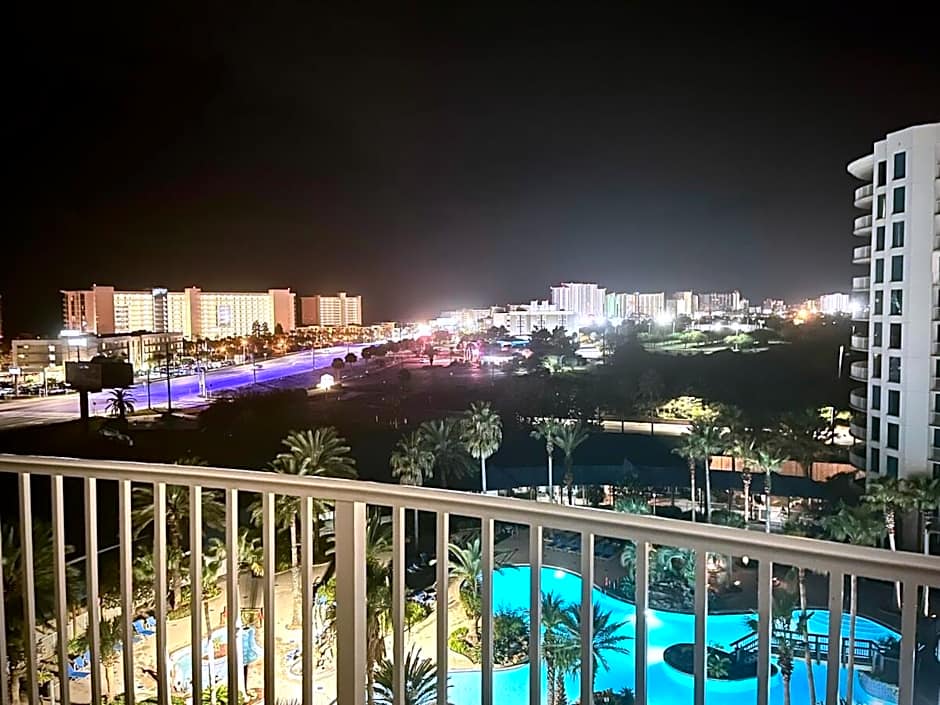 Pink Sunsets at the Palms of Destin Across from Beach, Heated Pool Shuttle & Dining