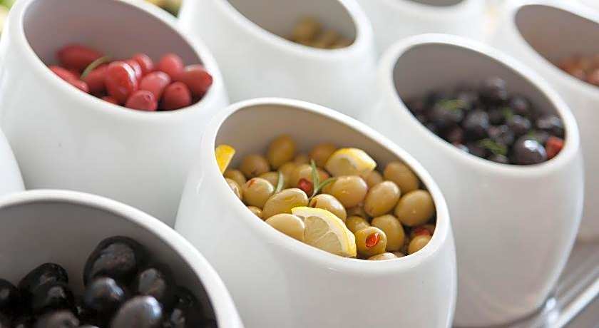 Ramada Hotel & Suites by Wyndham Izmir Kemalpasa