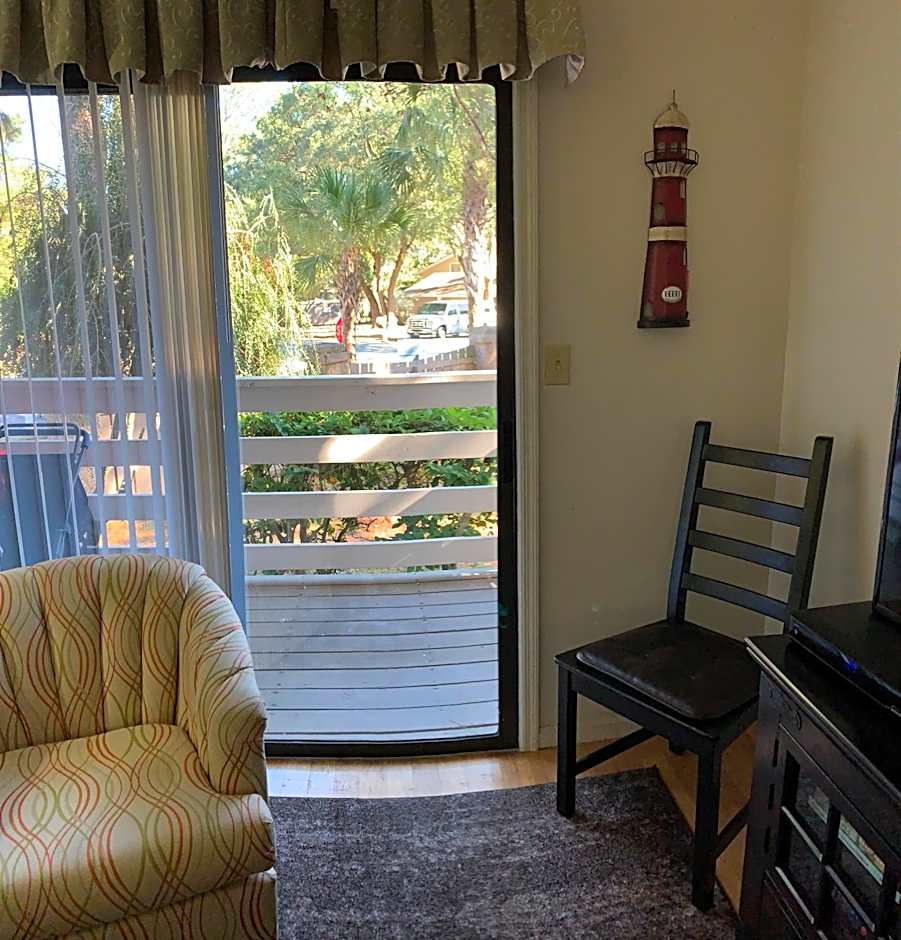 Beautiful Hilton Head Condo, Steps from Ocean, 1st Floor, 2bd / 2ba, and more!