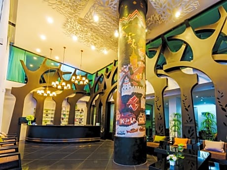 Raha Grand Hotel 