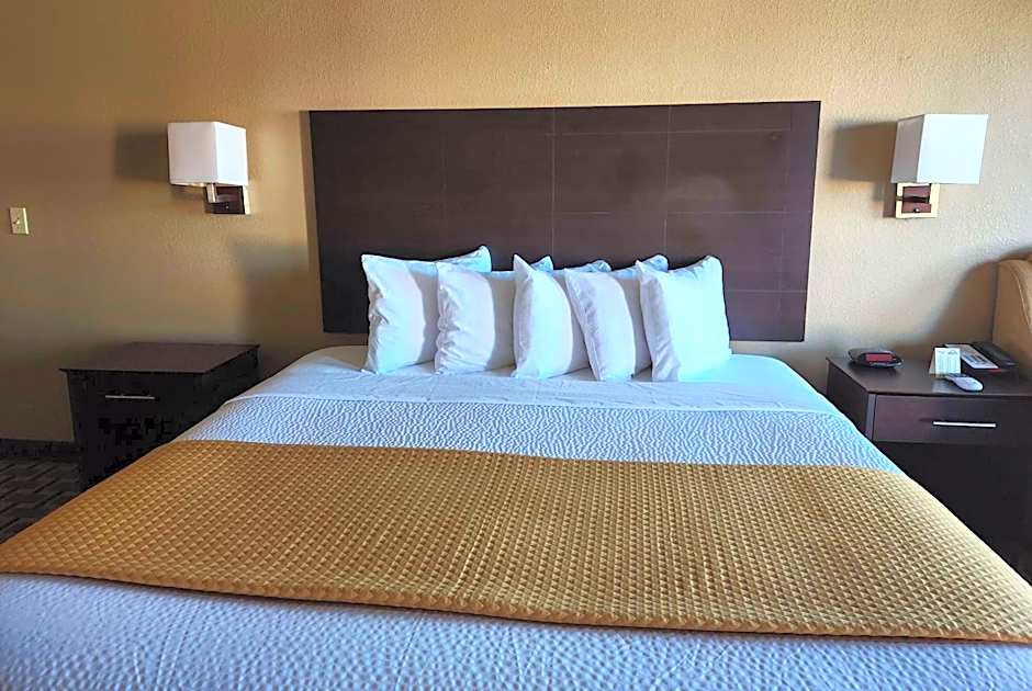 Photo 1 of 7 of Deluxe 1 Queen Bed, Accessible