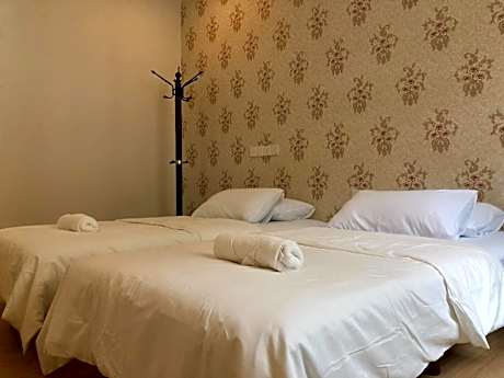 Standard Twin Room with Shared Bathroom