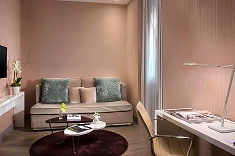 Suite with extra bed (2 adults + 1 child)