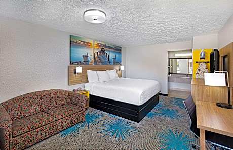 1 King Bed Non-Smoking