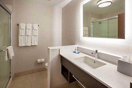 1 King Standard Mobility Accessible Tub