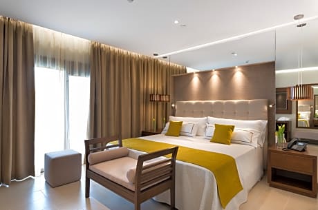 SENIOR PREMIUM CAPACITY 2 ADULTS + 1 CHILD