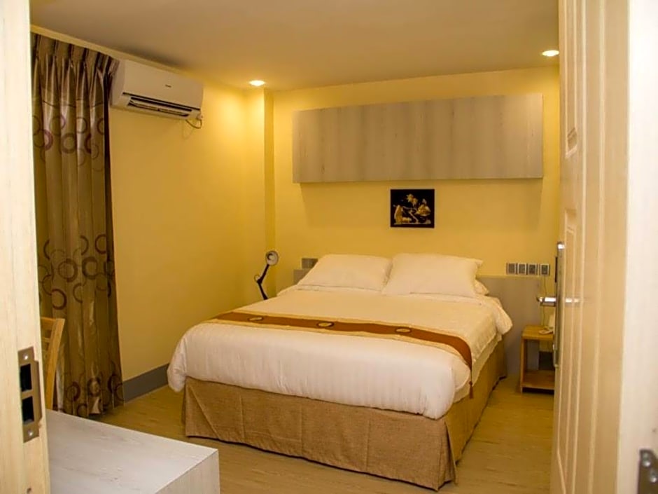 Photo 1 of 4 of Superior 1 Queen Bed