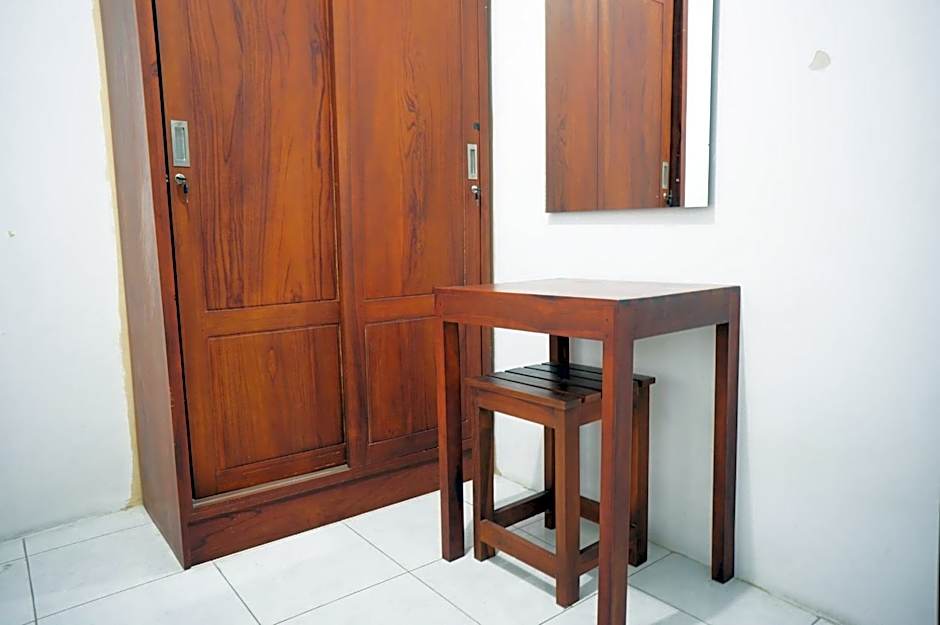 OYO Life 93382 Gajayana Kost Female Only Syariah