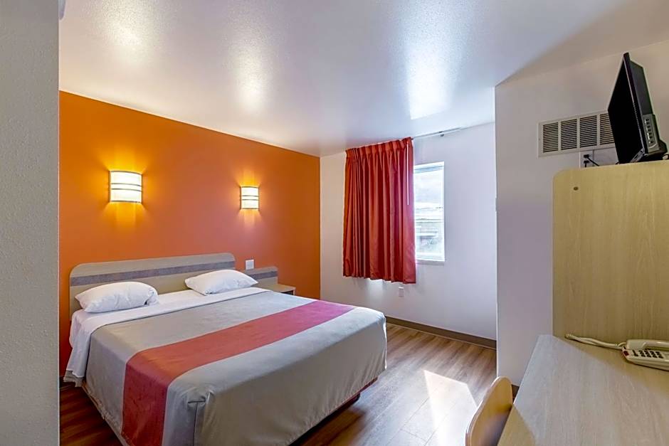 Motel 6-Baraboo, WI - Lake Delton-Wisconsin Dells