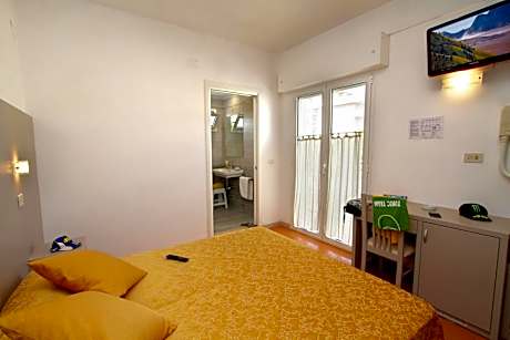 Double Room with Balcony and Lateral Sea View