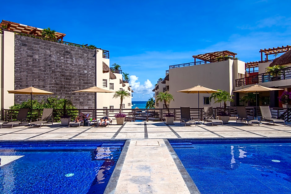 Aldea Thai by oceanfront