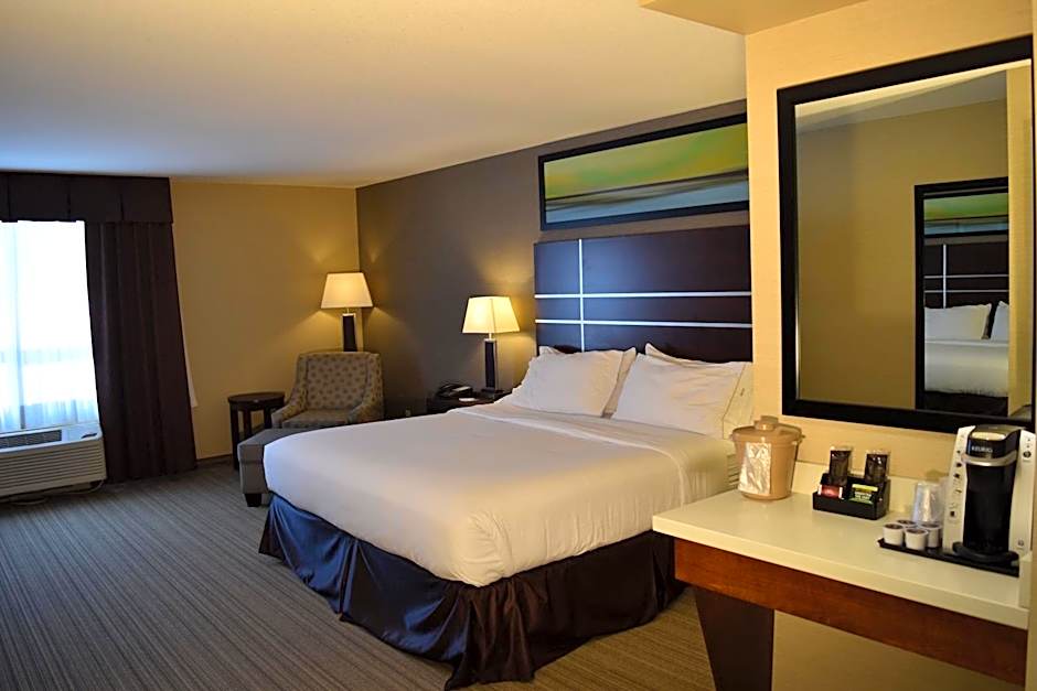 Holiday Inn Express Golden-Kicking Horse By IHG
