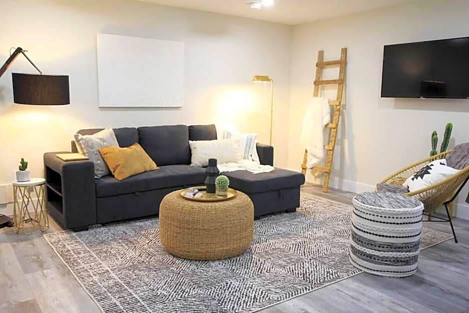 Executive Bsmt Suite, King Bed, 5 min to DT & Whyte Ave, Sleeps 6!