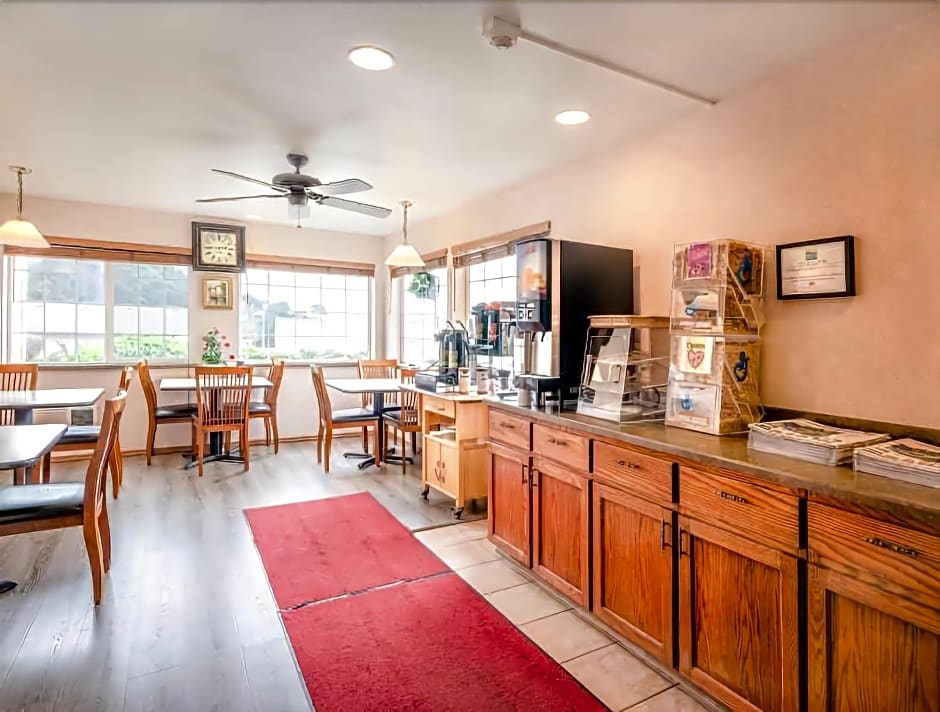 Paradise Inn & Suites at Lincoln City