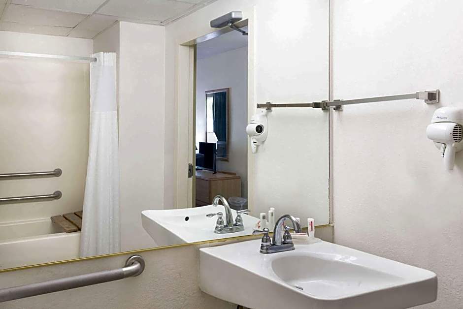 Howard Johnson by Wyndham Newburgh