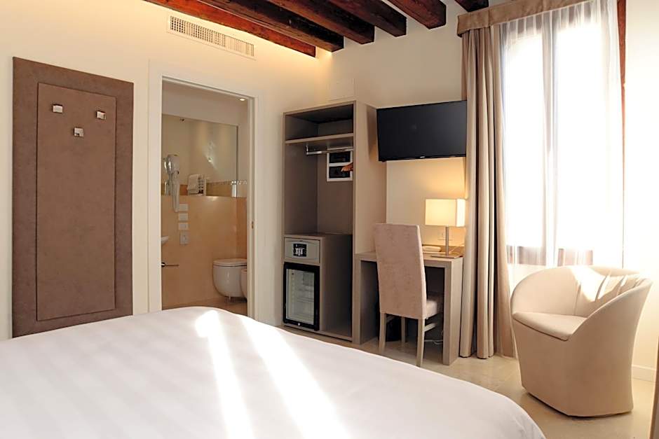 Leone Hotel