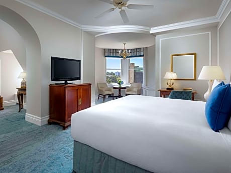 SIGNATURE HARBOUR VIEW 1 KING, 326-358sf, 30-33sm. Unique Layout. Historic Architecture