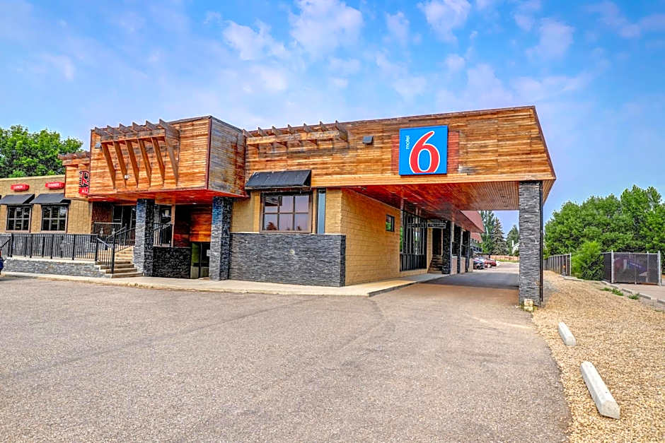 Motel 6 Brooks AB