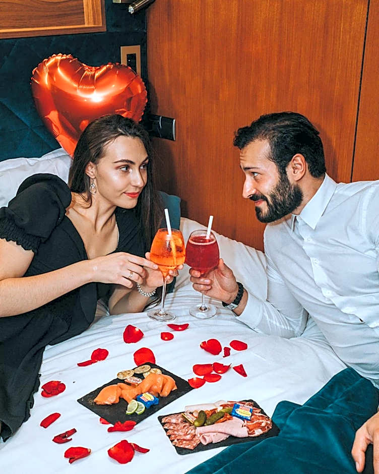 Le VIP Paris - Yacht Hotel