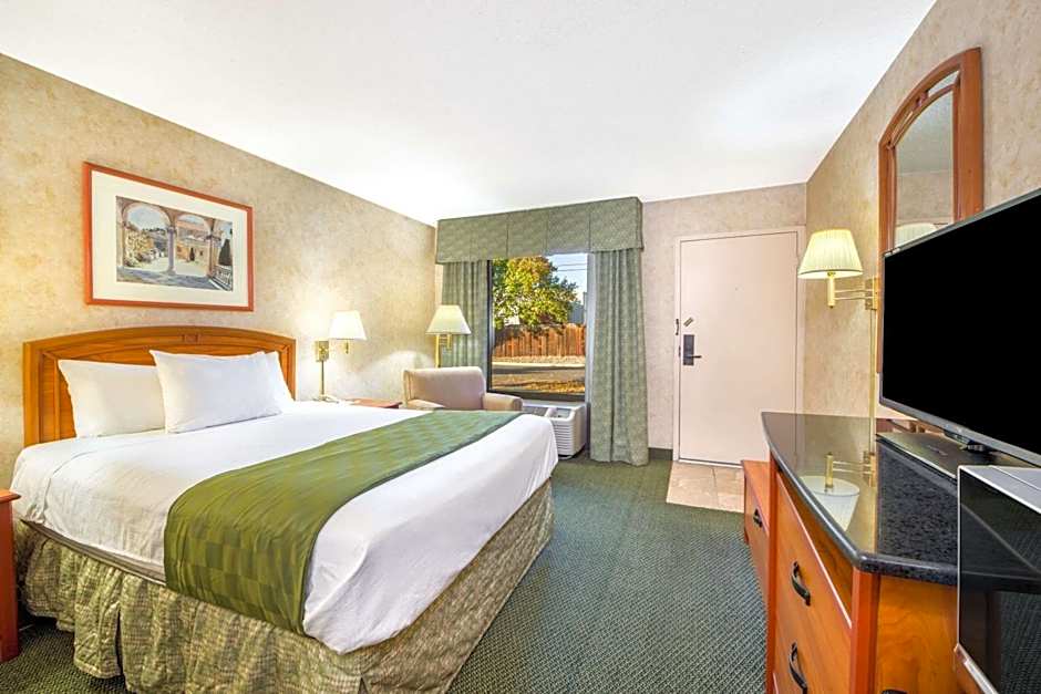 Days Inn & Suites by Wyndham Albuquerque North