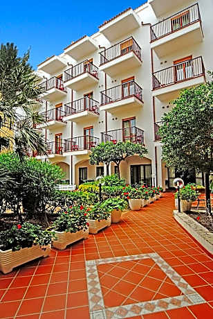 Standard Triple Room with Garden View