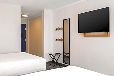 2 Queen Beds