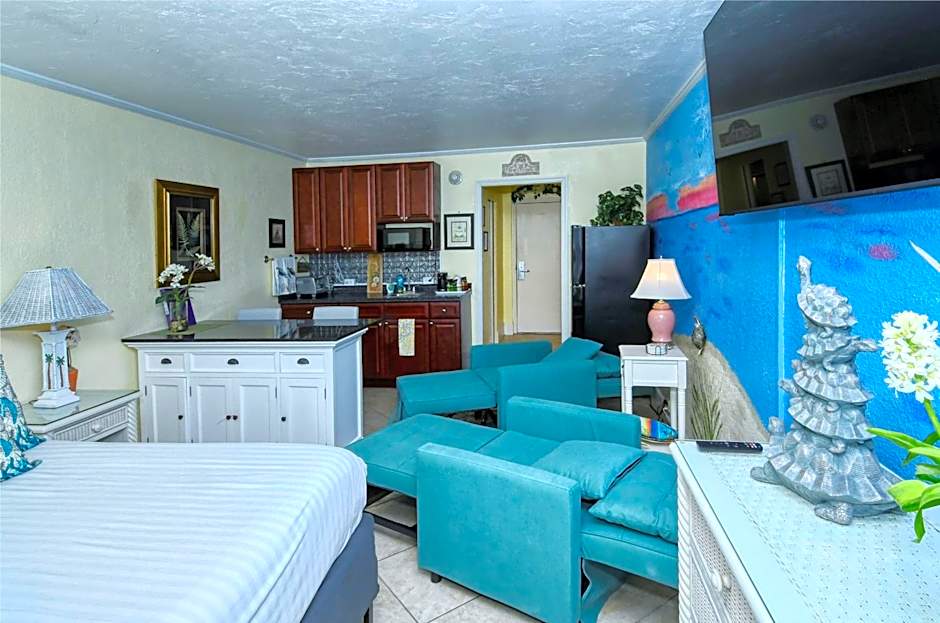 Waterfront Room, Heated Pool, Tiki Bar & Grill