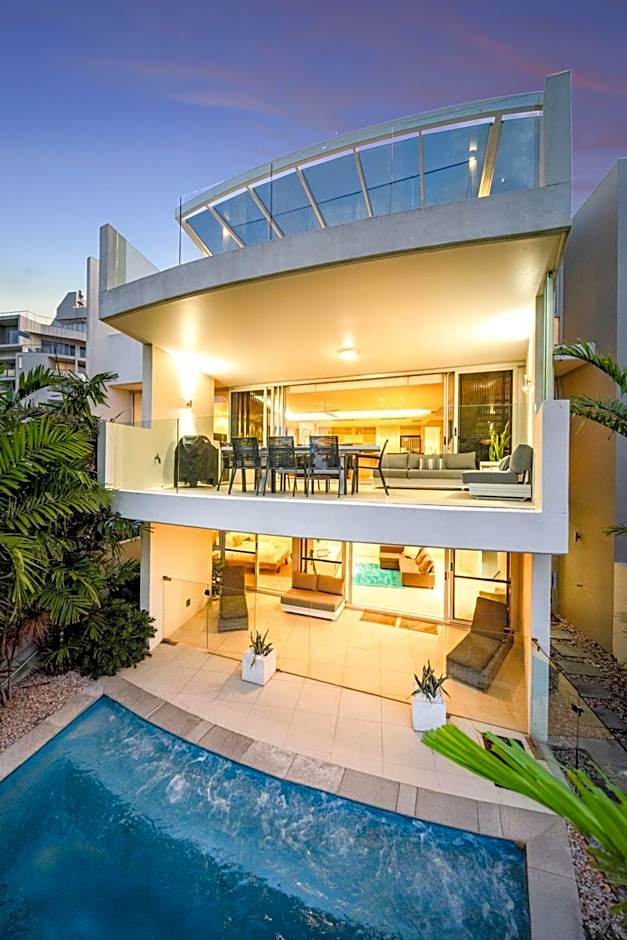 Absolute Beachfront Marcoola - Private Pool - Private Spa Bath - Games