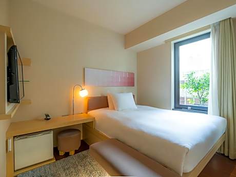 Ladies Single Room (Female Only) - Non-Smoking