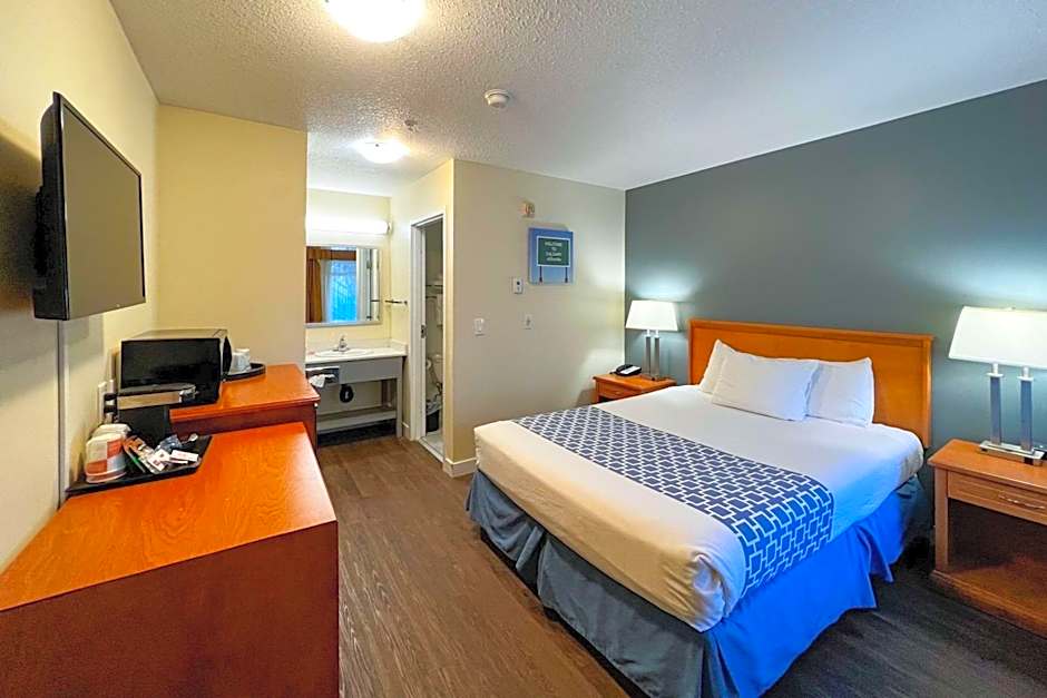 Econo Lodge Inn & Suites University