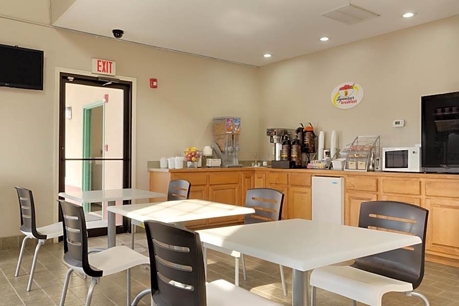 Super 8 by Wyndham Chatsworth/Dalton