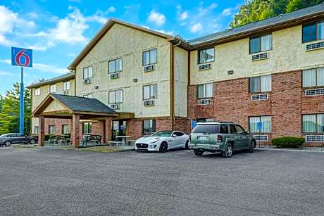 Motel 6 Morehead, KY