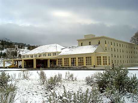 Mammoth Hot Springs Hotel