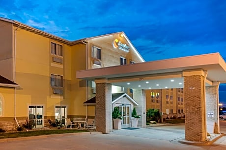 Comfort Inn & Suites near Route 66 Award Winning Gold Hotel 2021