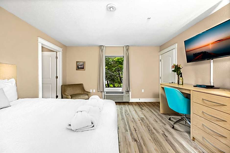 Gold Coast Inn ⁀➷ Breathtaking Sunsets ➠ Standard Lake View Room ➠ 106