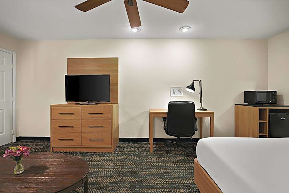 La Fuente Inn & Suites