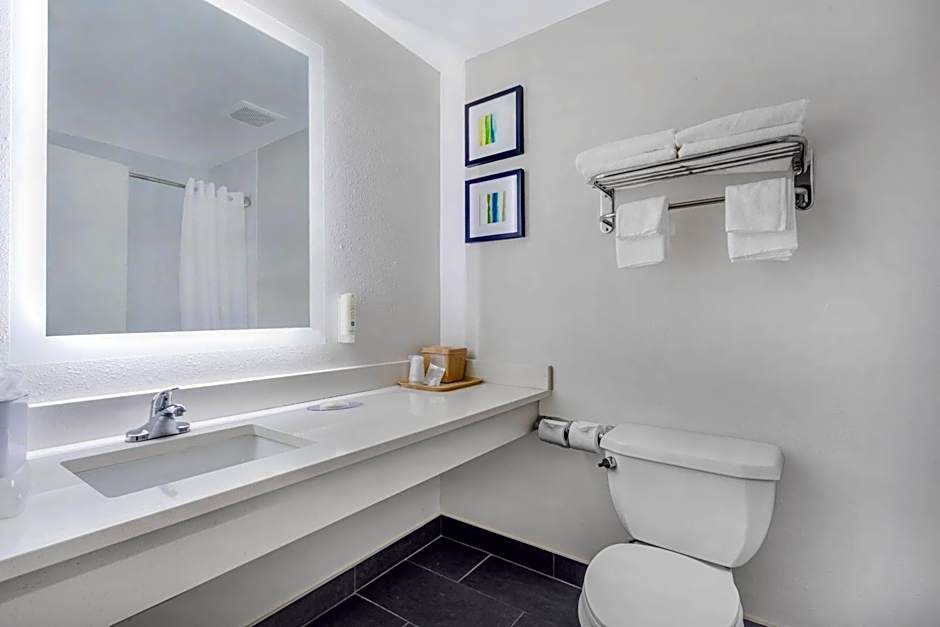 Quality Inn & Suites NJ State Capital Area