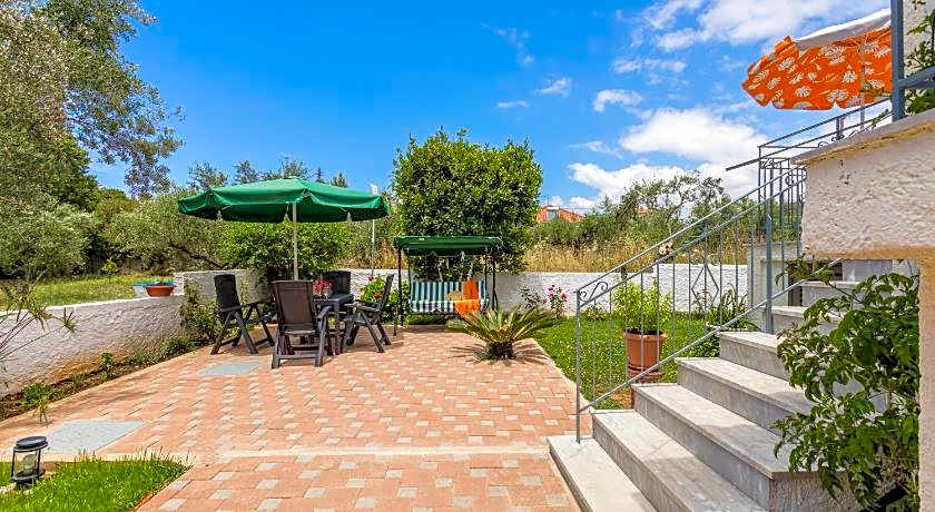 Lefkis apartments & studios