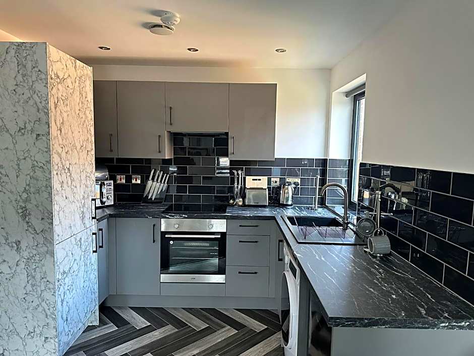 Adam Court Apartments - PE1 - Contractor Friendly - Choice of Studios or 1 Bed Apartments - Free Parking - Sofa Beds - Sky TV - Full Kitchen - Washer Dryer - WiFi