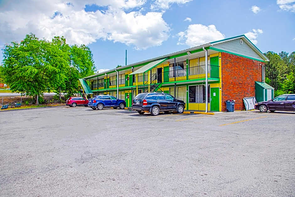 OYO Hotel Calhoun, GA I-75