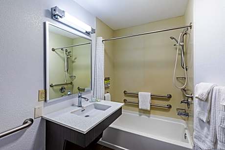 Queen Suite with Roll-In Shower - Disability Access