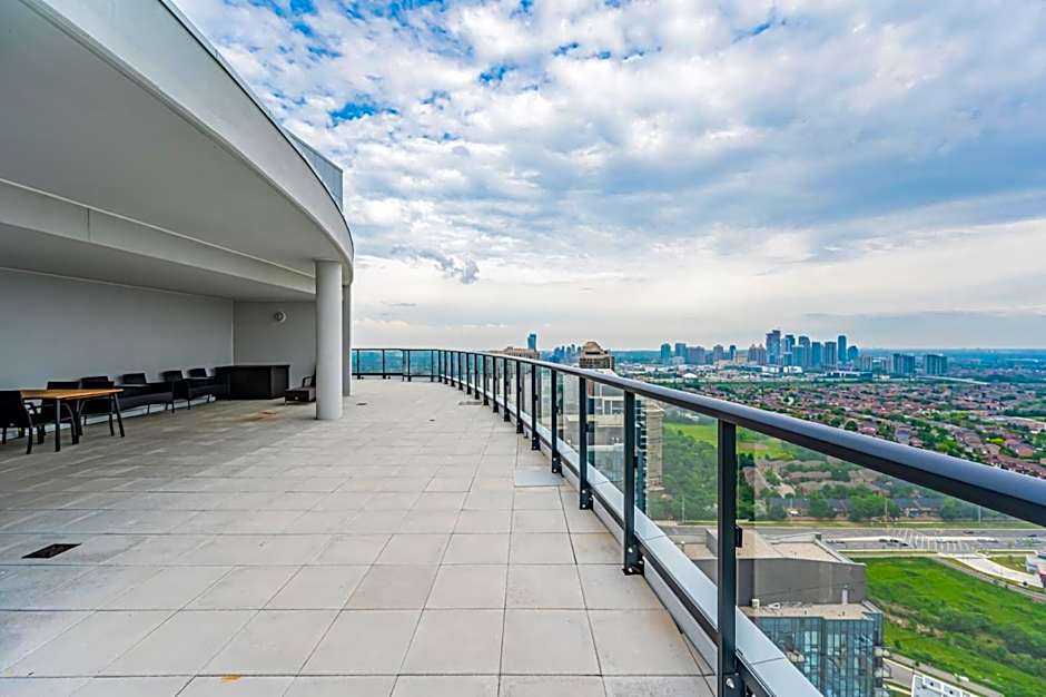 Amazing 3 Bed 4 Bath Penthouse with Roof Top Terrace close to Airport