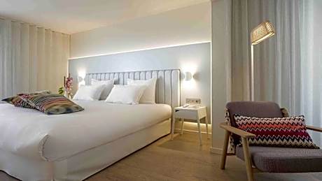 Junior Suite with King or Twin Beds and Convertible Sofa