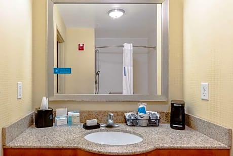 2 QUEENS MOBILITY ACCESS W/TUB NONSMOKING MICROWV/FRIDGE/HDTV/WORK AREA FREE WI-FI/HOT BREAKFAST INCLUDED